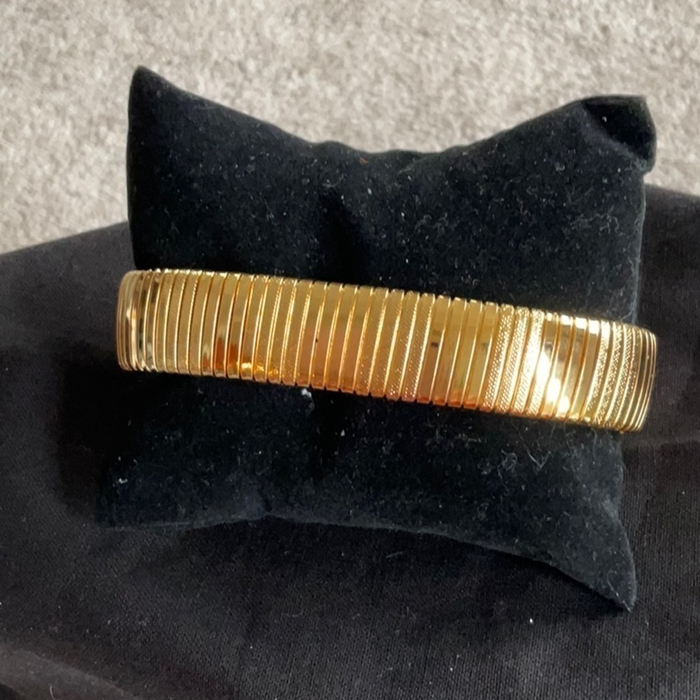Gold Tone Stretch Bracelet